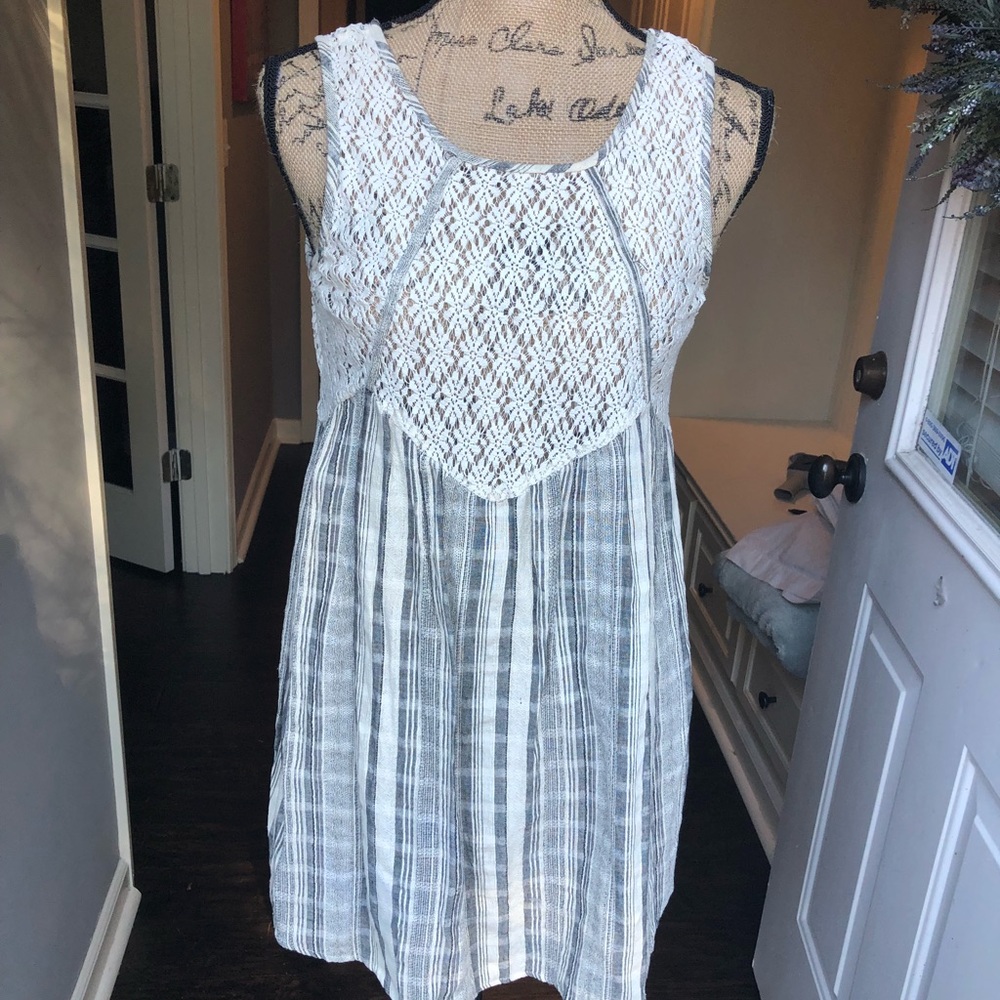 Ya Los Angeles woman’s gray and white top sz M